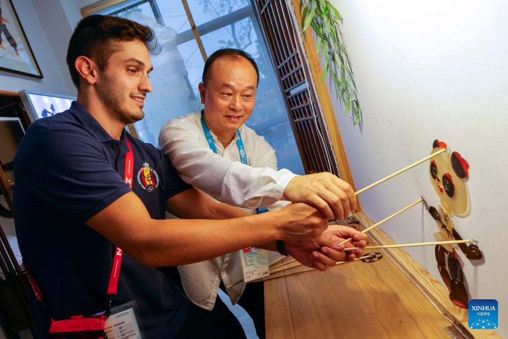 Foreign athletes experience Chinese intangible cultural heritage at Chengdu Universiade