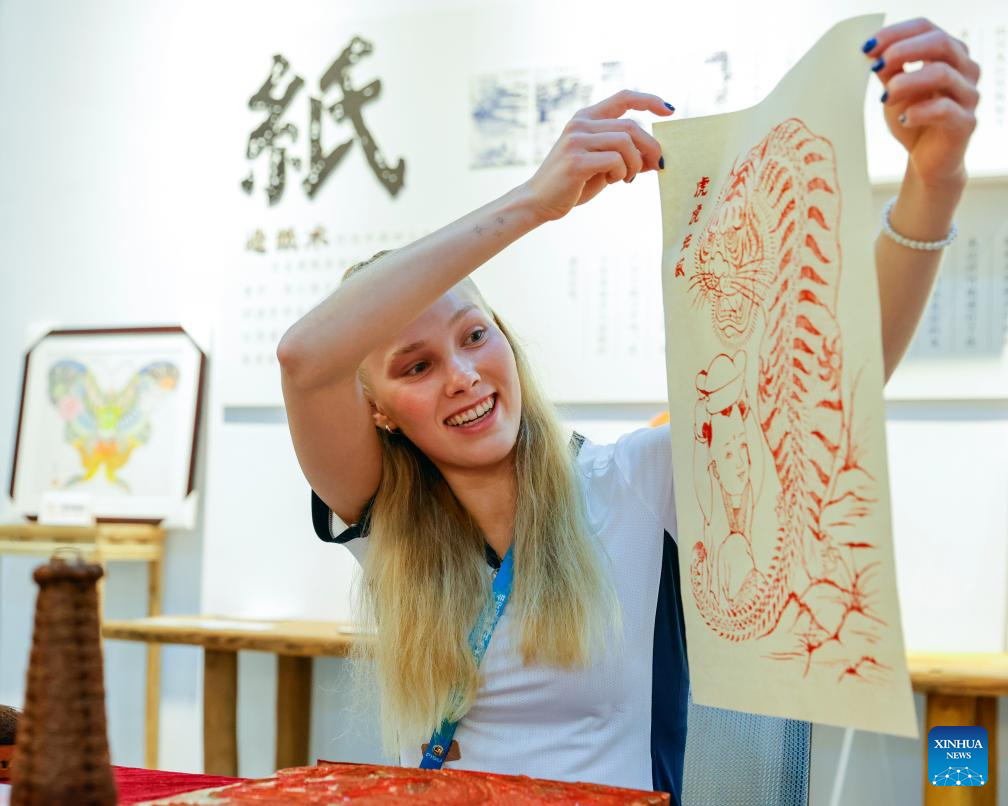 Foreign athletes experience Chinese intangible cultural heritage at Chengdu Universiade