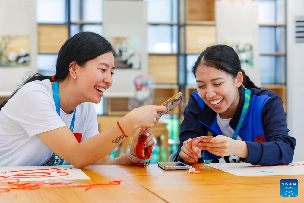 Foreign athletes experience Chinese intangible cultural heritage at Chengdu Universiade