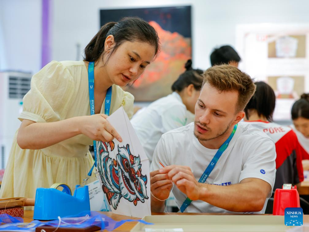 Foreign athletes experience Chinese intangible cultural heritage at Chengdu Universiade