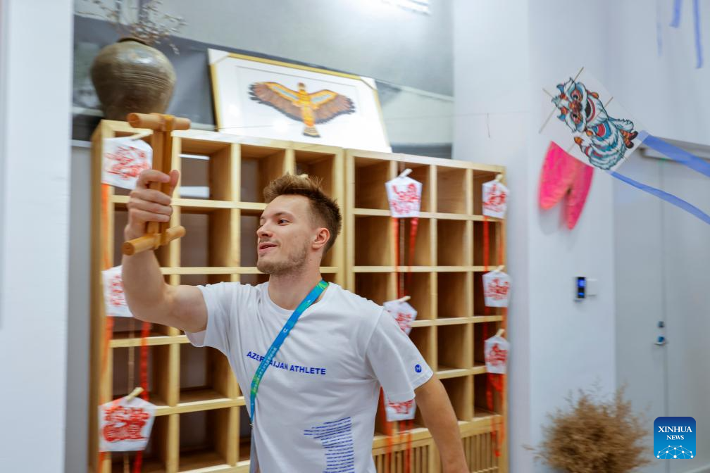 Foreign athletes experience Chinese intangible cultural heritage at Chengdu Universiade