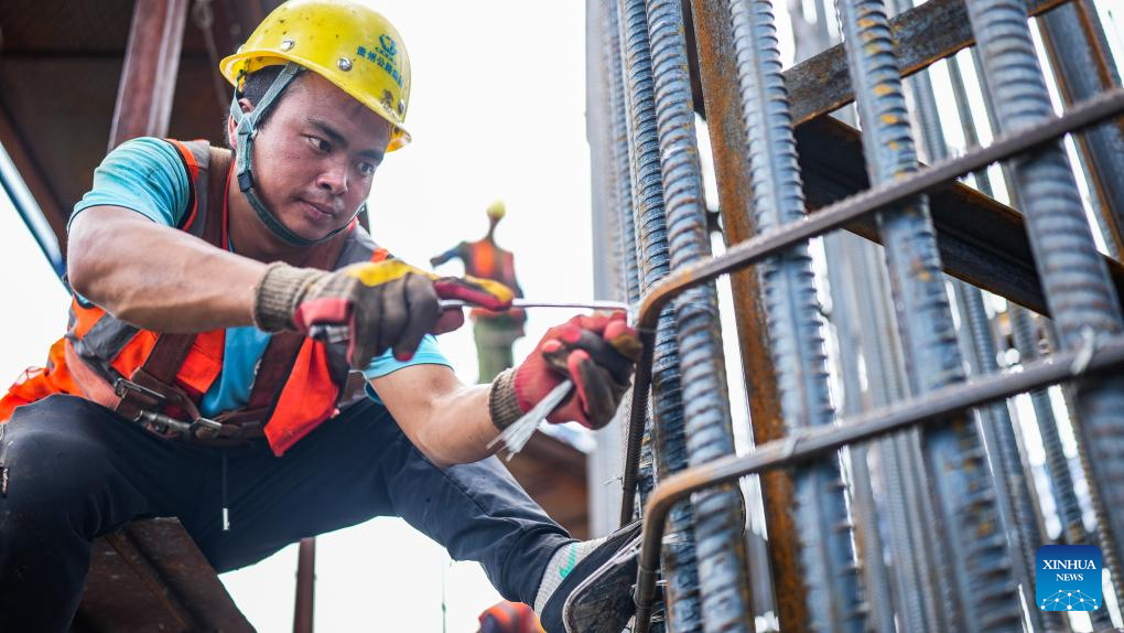 Huajiang grand canyon bridge under construction to become highest in world