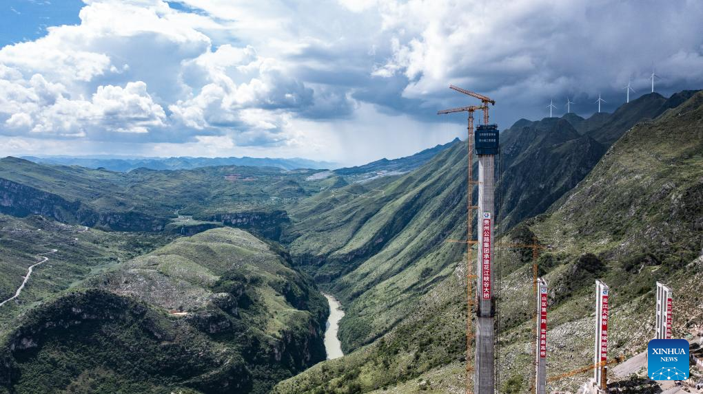 Huajiang grand canyon bridge under construction to become highest in world