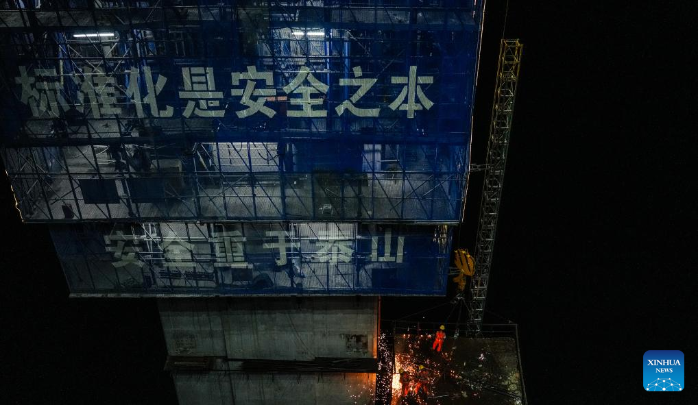 Huajiang grand canyon bridge under construction to become highest in world