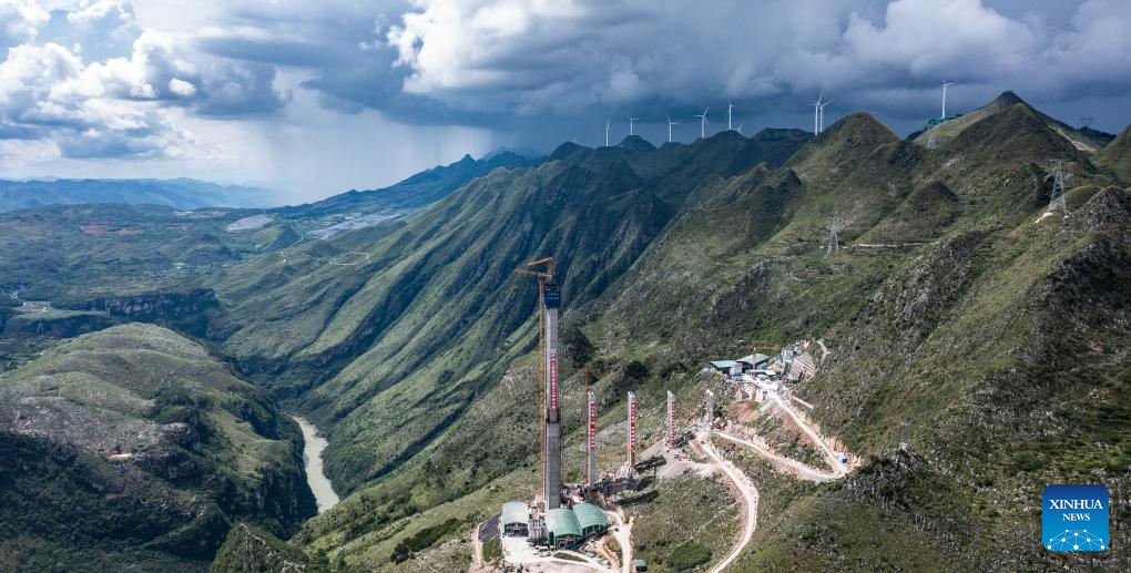 Huajiang grand canyon bridge under construction to become highest in world