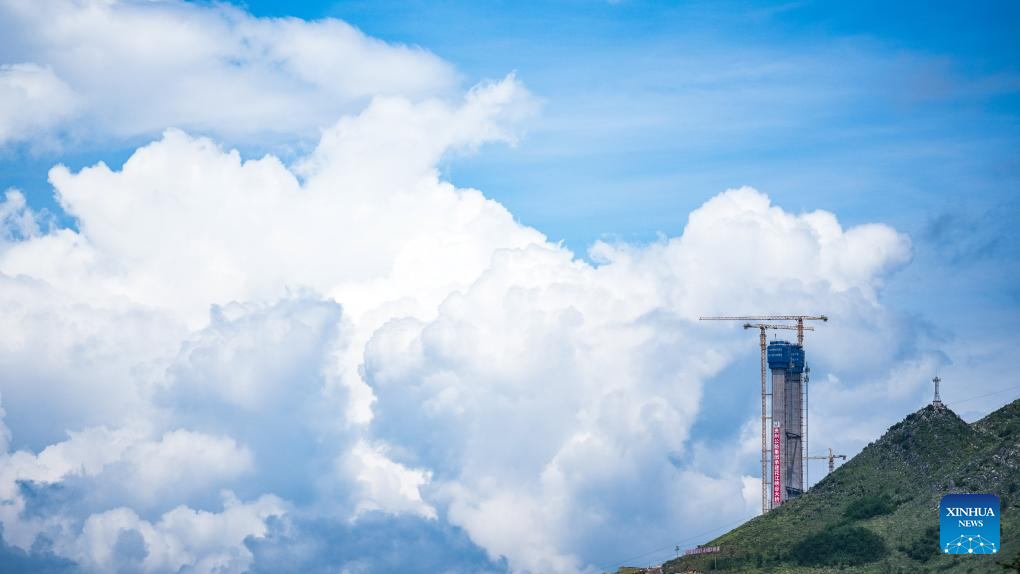 Huajiang grand canyon bridge under construction to become highest in world