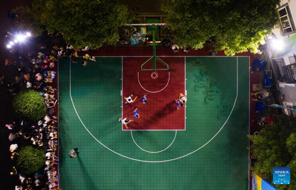 Basketball competition participated by local residents held in Hangzhou