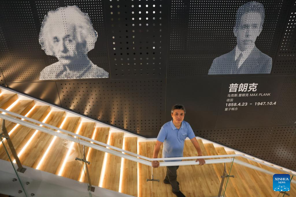 Pic story: Peng Chengzhi - scientist dedicated to research of quantum science and technology