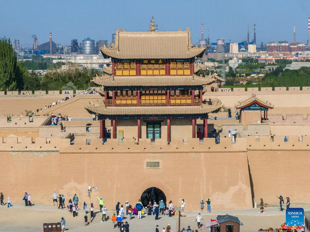 Jiayu Pass in NW China attracts increasing number of visitors