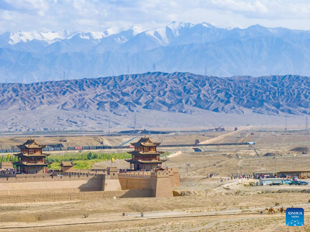 Jiayu Pass in NW China attracts increasing number of visitors