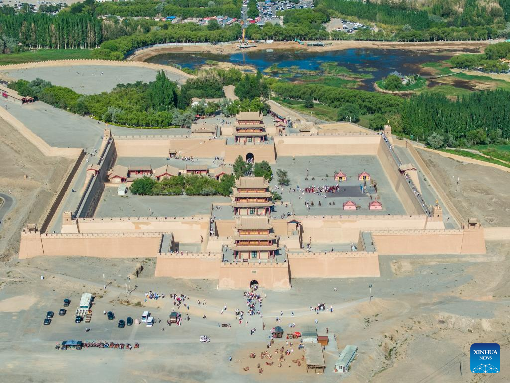 Jiayu Pass in NW China attracts increasing number of visitors