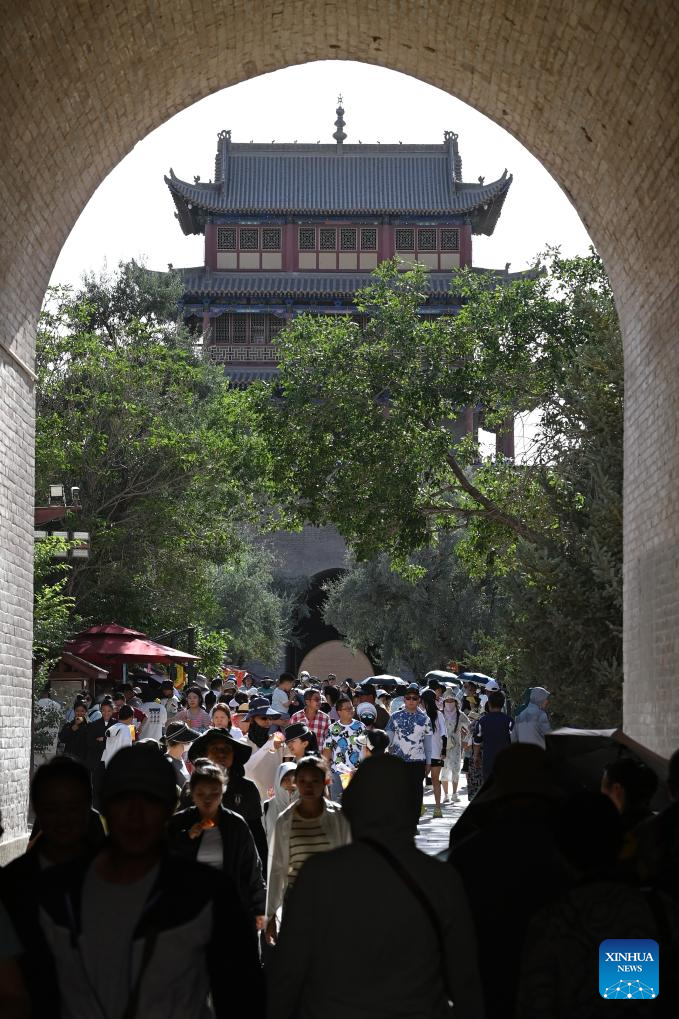 Jiayu Pass in NW China attracts increasing number of visitors