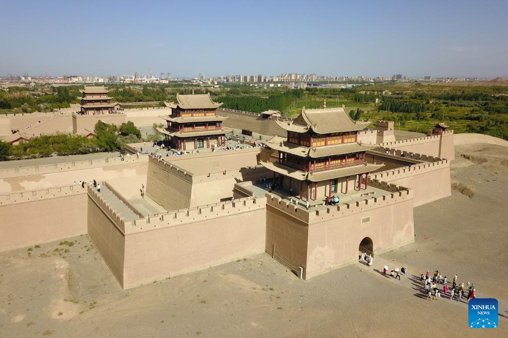 Jiayu Pass in NW China attracts increasing number of visitors