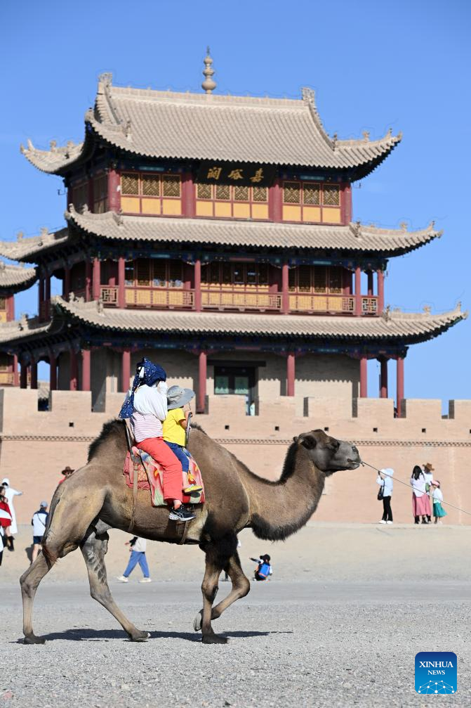 Jiayu Pass in NW China attracts increasing number of visitors
