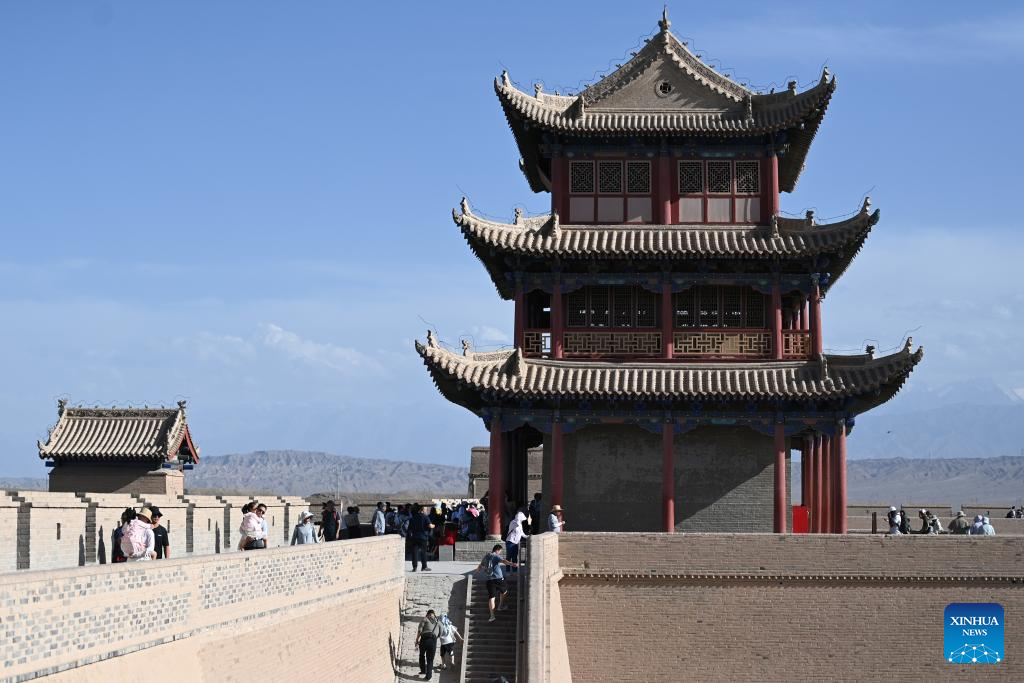 Jiayu Pass in NW China attracts increasing number of visitors