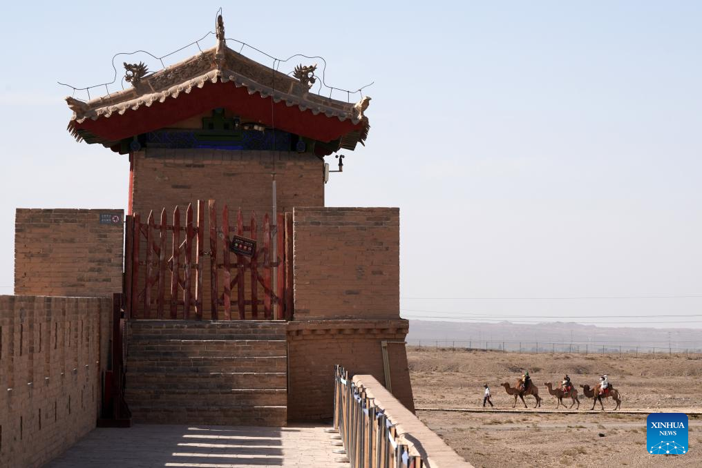 Jiayu Pass in NW China attracts increasing number of visitors