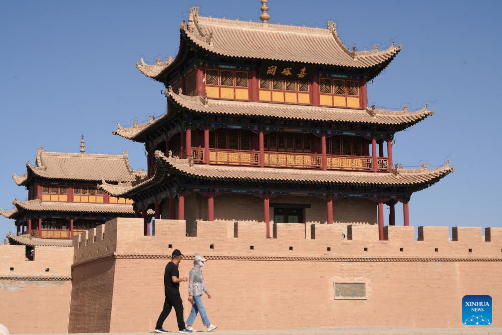 Jiayu Pass in NW China attracts increasing number of visitors