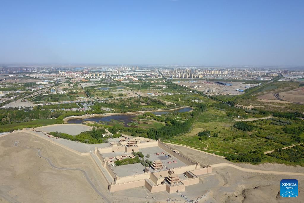 Jiayu Pass in NW China attracts increasing number of visitors