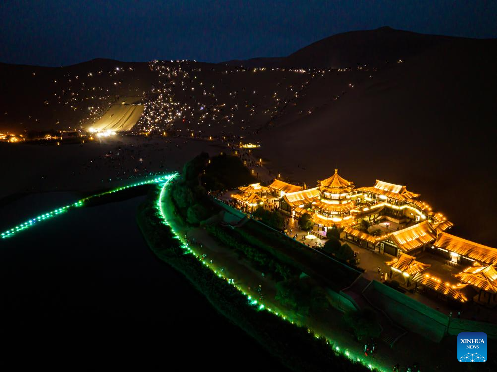 Mingsha Mountain and Crescent Spring scenic spot in Dunhuang enters peak tourist season