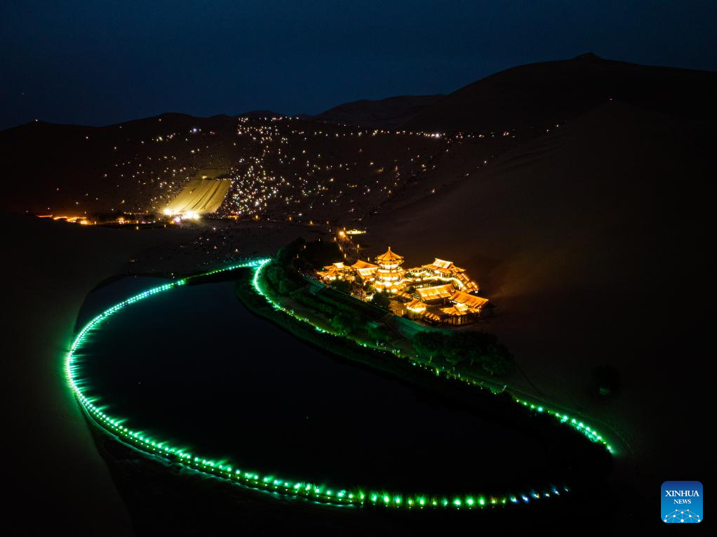 Mingsha Mountain and Crescent Spring scenic spot in Dunhuang enters peak tourist season