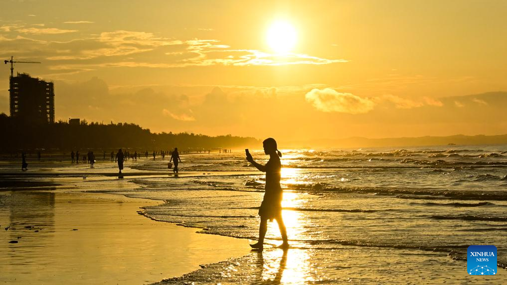 Tourists have fun at Jintan beach in Dongxing, S China's Guangxi