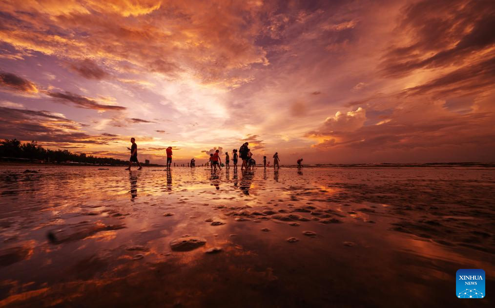 Tourists have fun at Jintan beach in Dongxing, S China's Guangxi