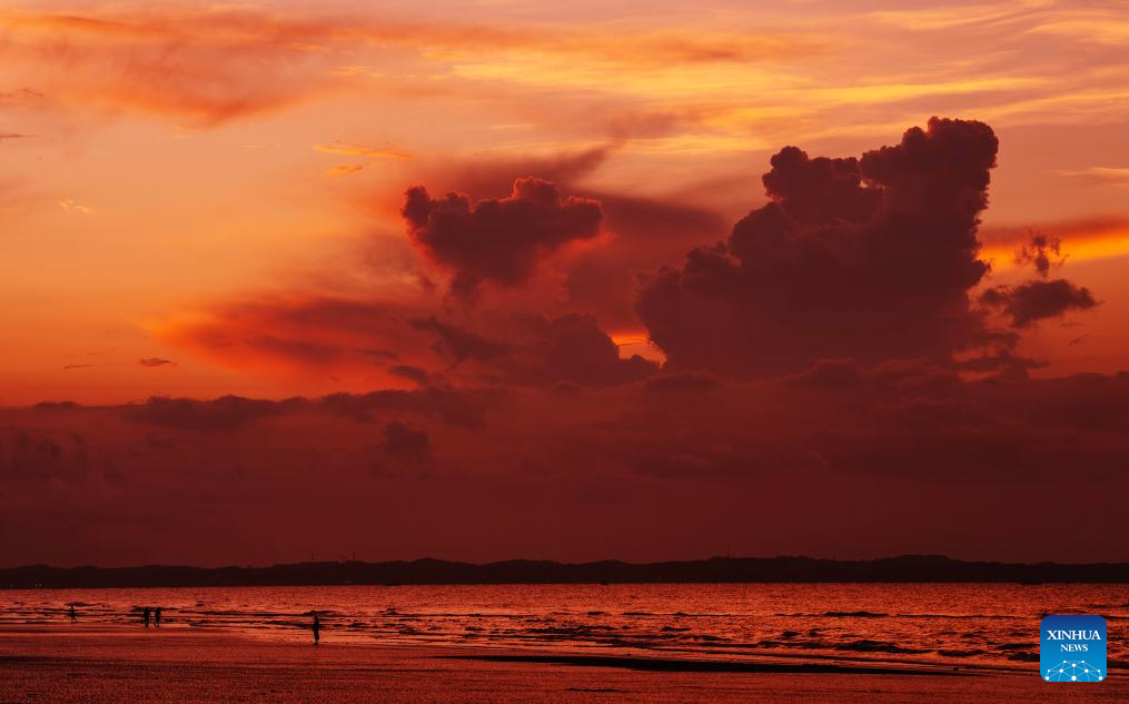 Tourists have fun at Jintan beach in Dongxing, S China's Guangxi