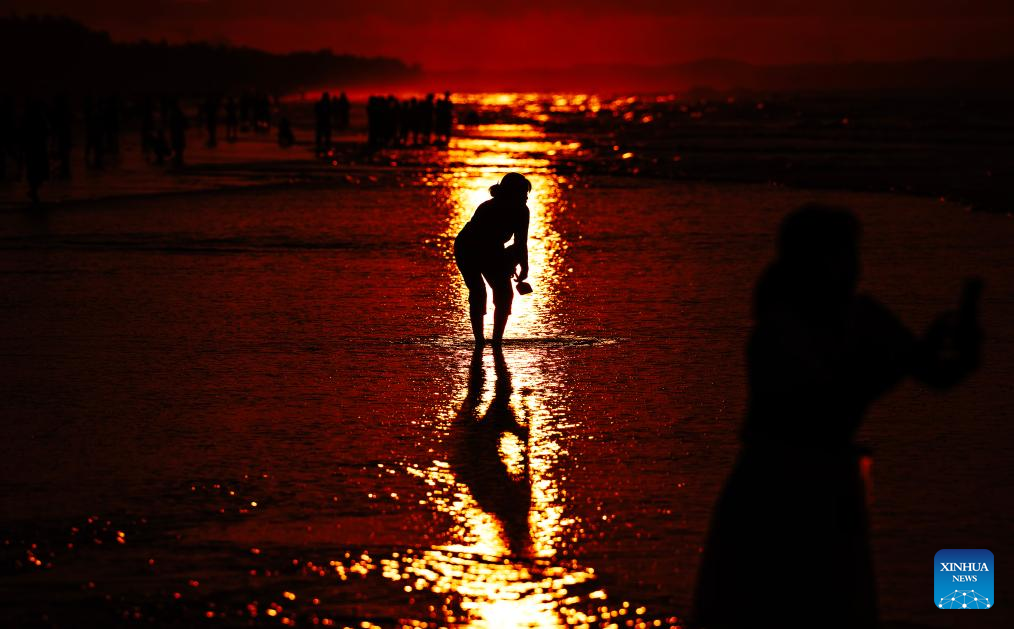 Tourists have fun at Jintan beach in Dongxing, S China's Guangxi