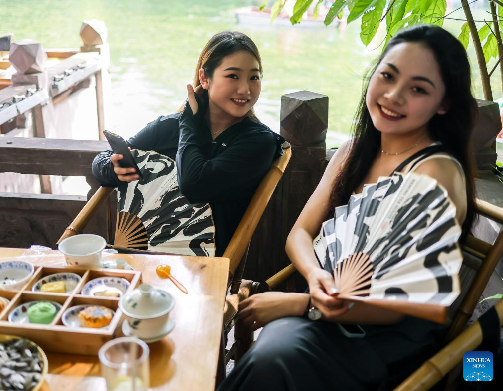 People experience Chengdu-style life in Heming tea house