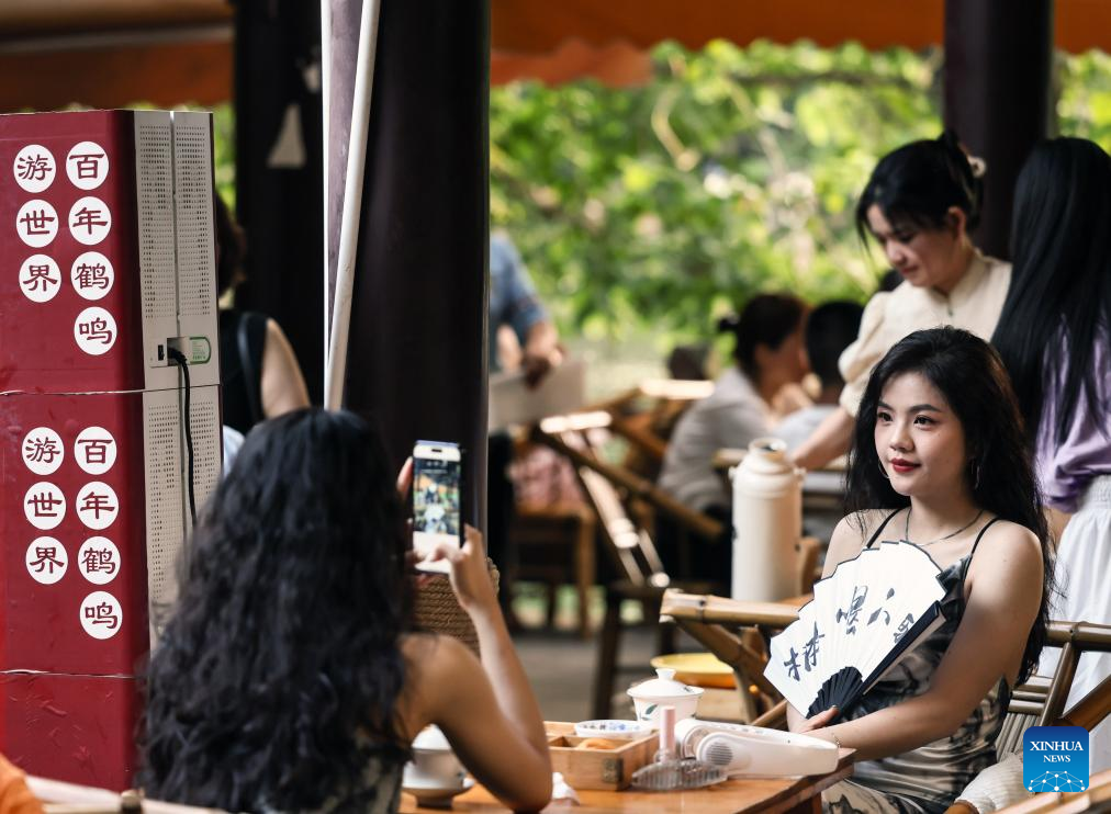 People experience Chengdu-style life in Heming tea house