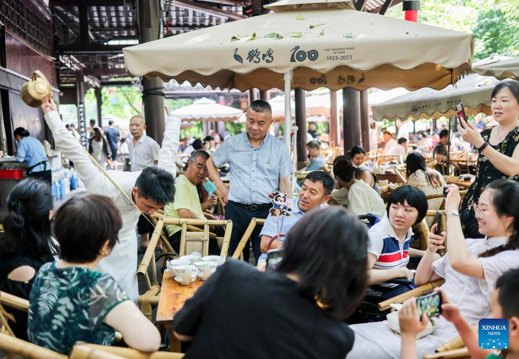 People experience Chengdu-style life in Heming tea house