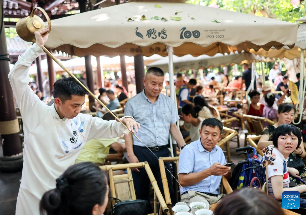 People experience Chengdu-style life in Heming tea house