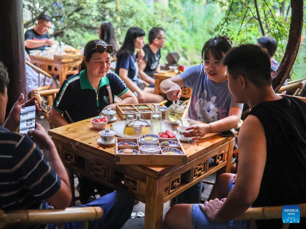 People experience Chengdu-style life in Heming tea house