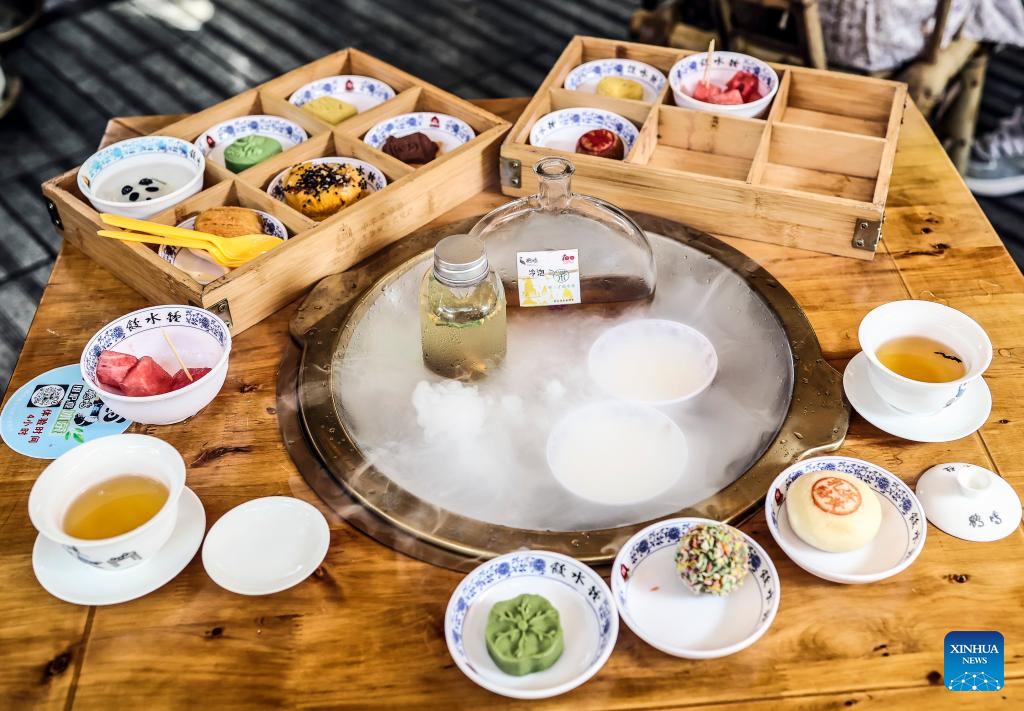 People experience Chengdu-style life in Heming tea house