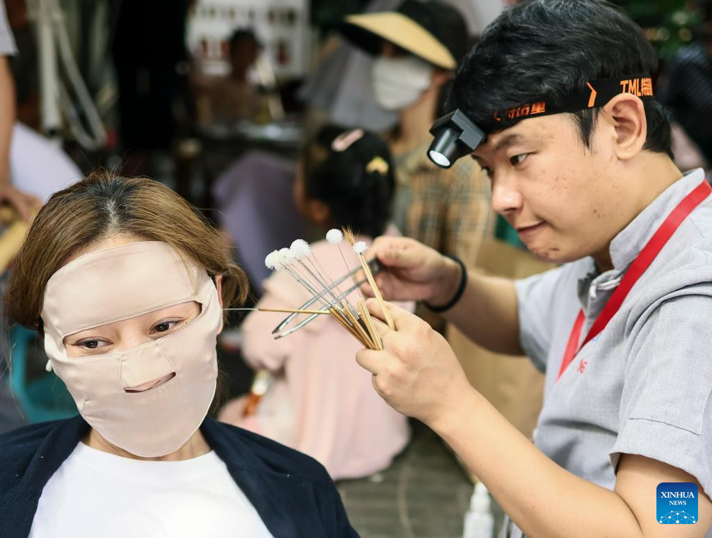 People experience Chengdu-style life in Heming tea house