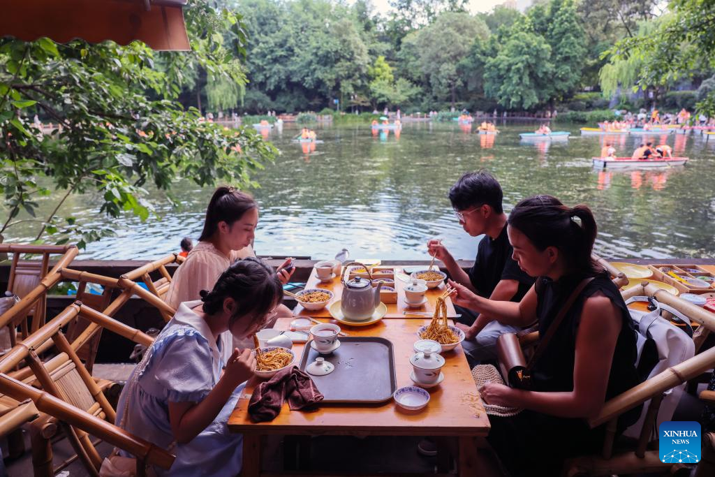 People experience Chengdu-style life in Heming tea house