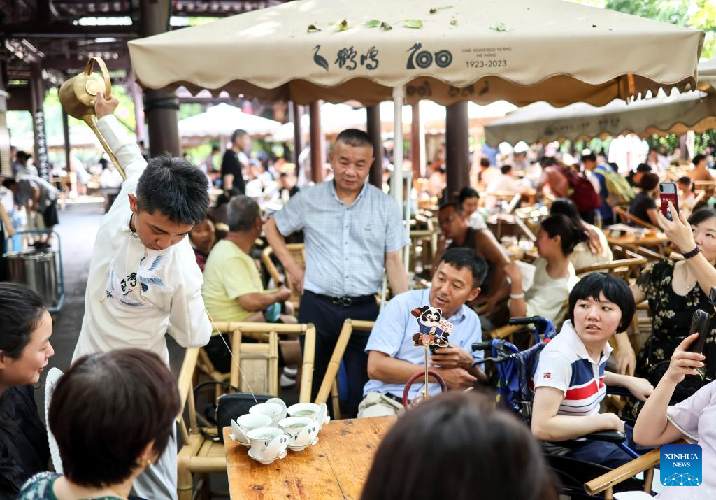 People experience Chengdu-style life in Heming tea house