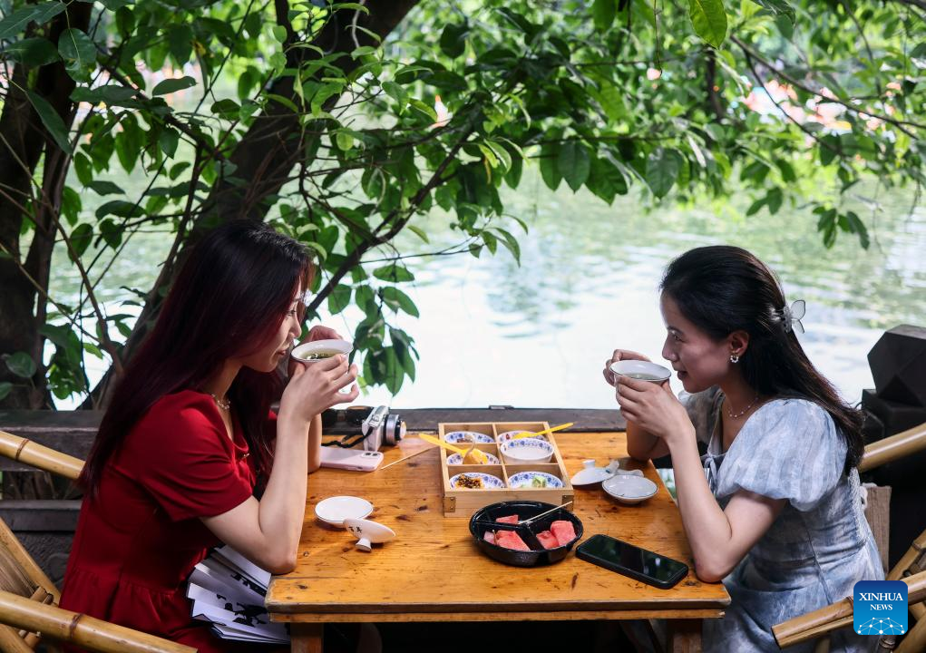 People experience Chengdu-style life in Heming tea house