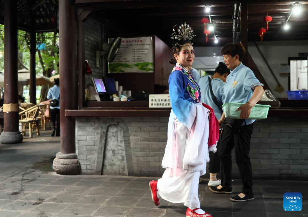 People experience Chengdu-style life in Heming tea house