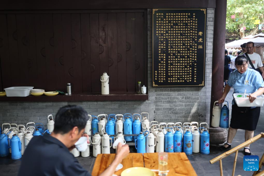 People experience Chengdu-style life in Heming tea house