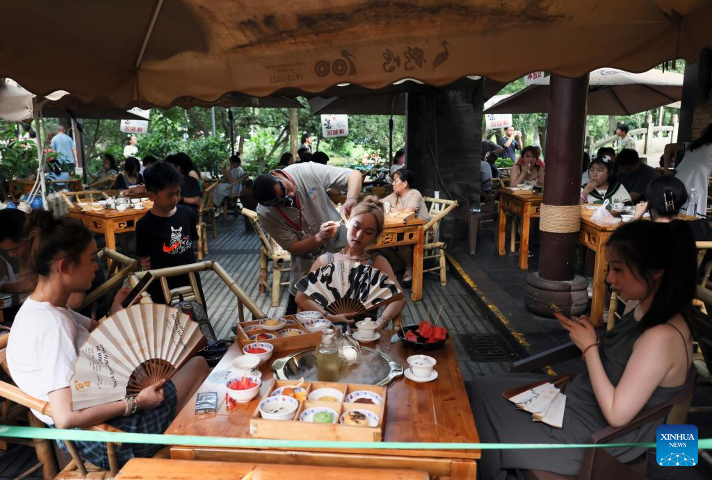 People experience Chengdu-style life in Heming tea house