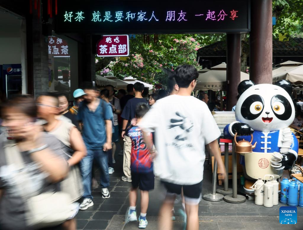 People experience Chengdu-style life in Heming tea house