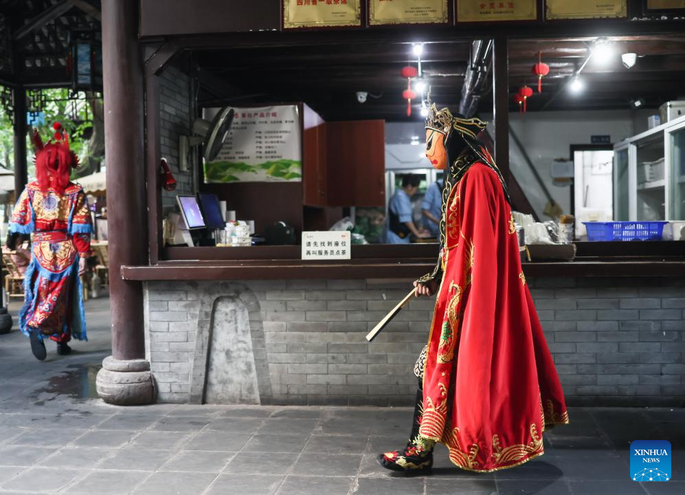 People experience Chengdu-style life in Heming tea house