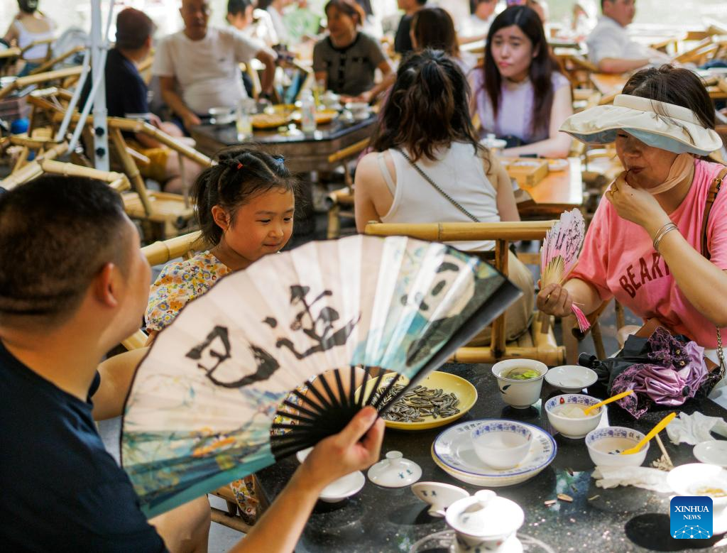 People experience Chengdu-style life in Heming tea house