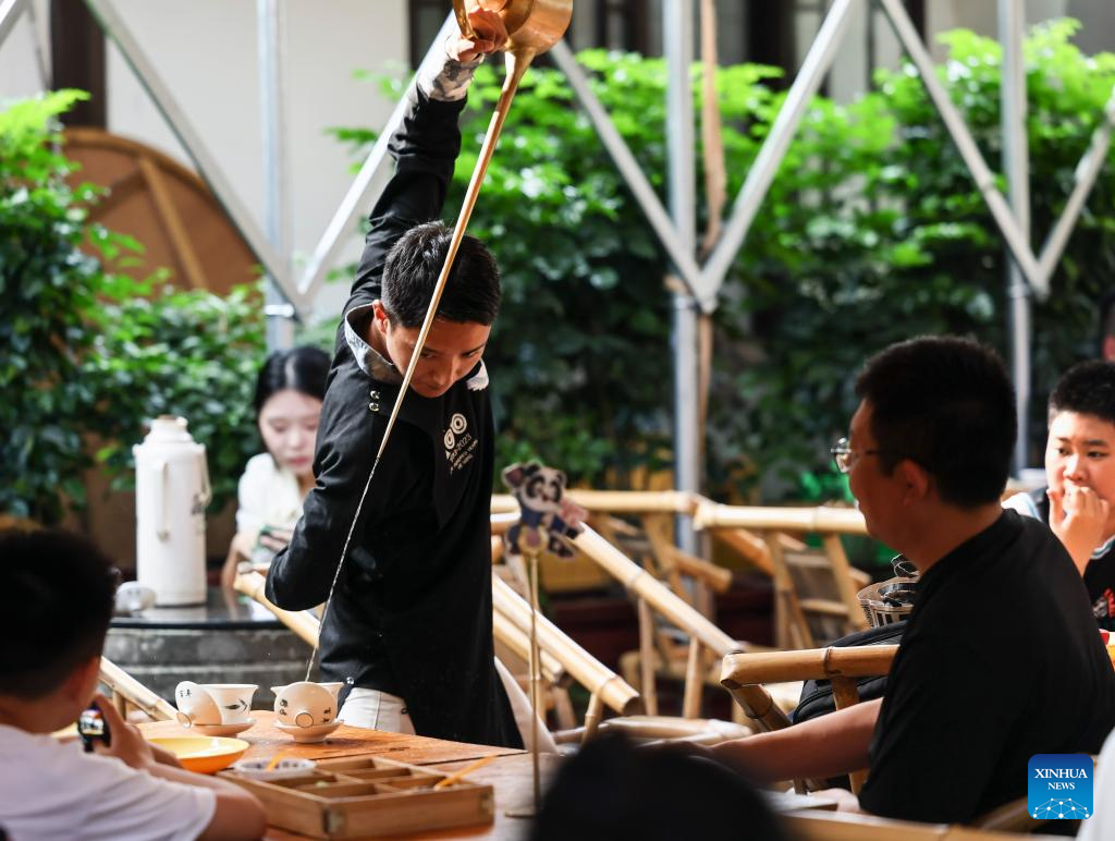 People experience Chengdu-style life in Heming tea house