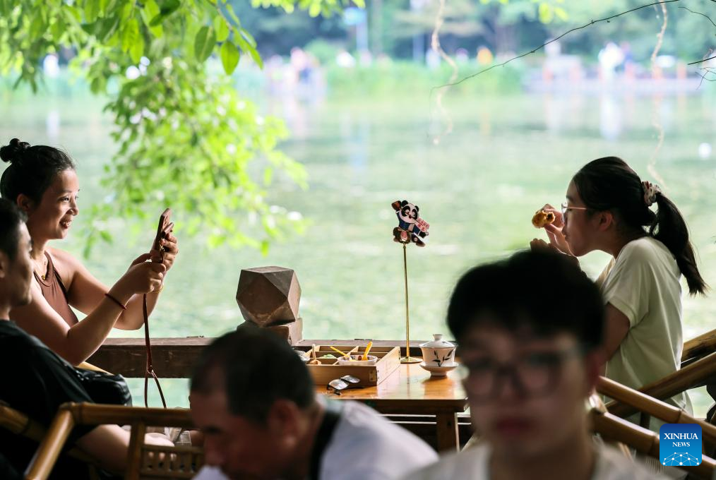 People experience Chengdu-style life in Heming tea house