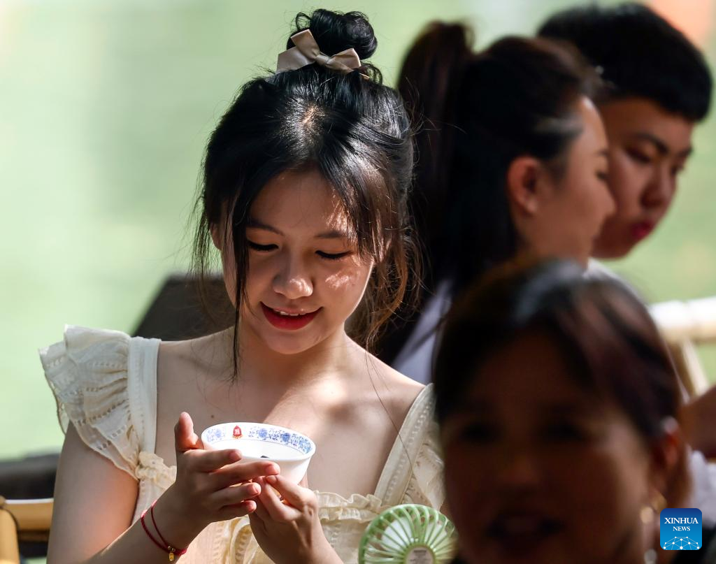 People experience Chengdu-style life in Heming tea house