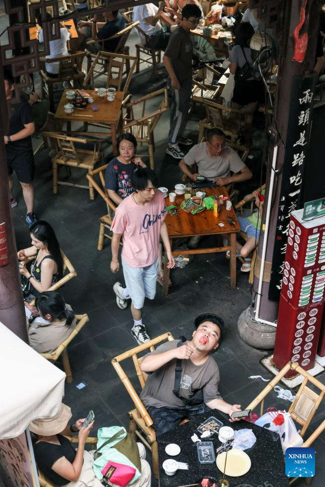 People experience Chengdu-style life in Heming tea house