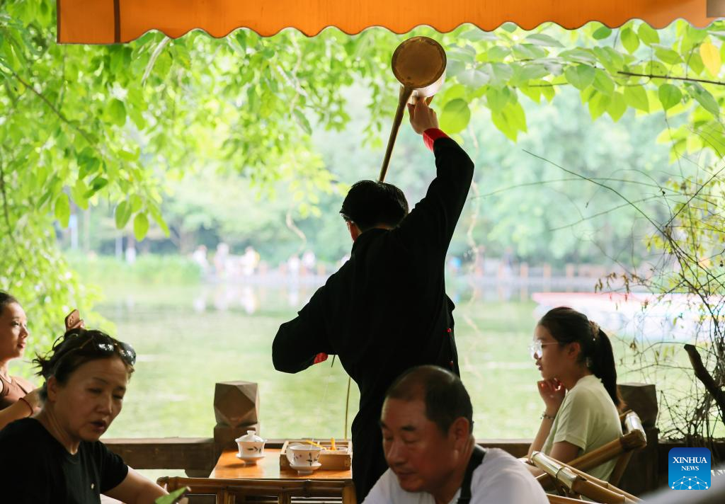 People experience Chengdu-style life in Heming tea house