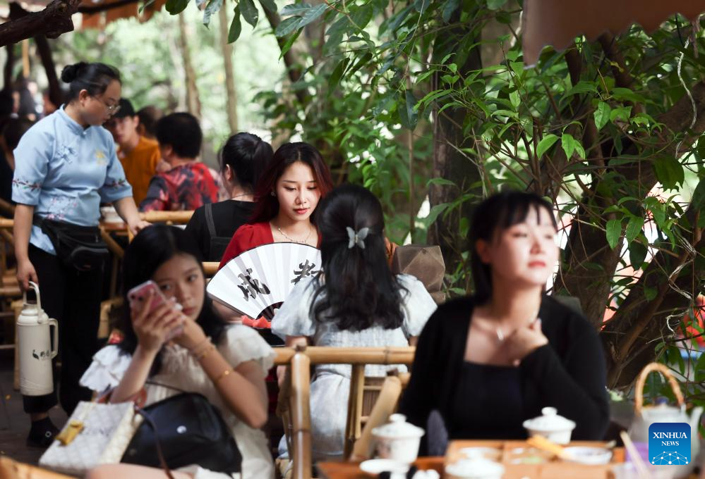 People experience Chengdu-style life in Heming tea house